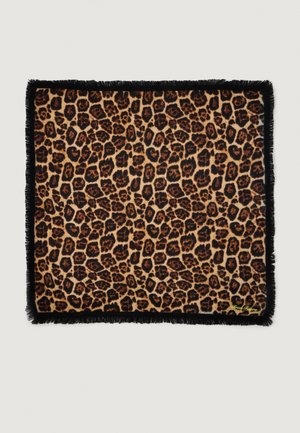 Pătură cu imprimeu de leopard, având o suprafață moale și texturată, cu o margine franjurată neagră și un mic logo verde în colțul din partea de jos.