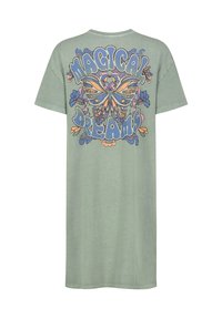 Grünes, übergroßes T-Shirt mit einem großen Schmetterlingsgrafik und dem Schriftzug "Magische Träume" in Blau sowie bunten Blumenakzenten.