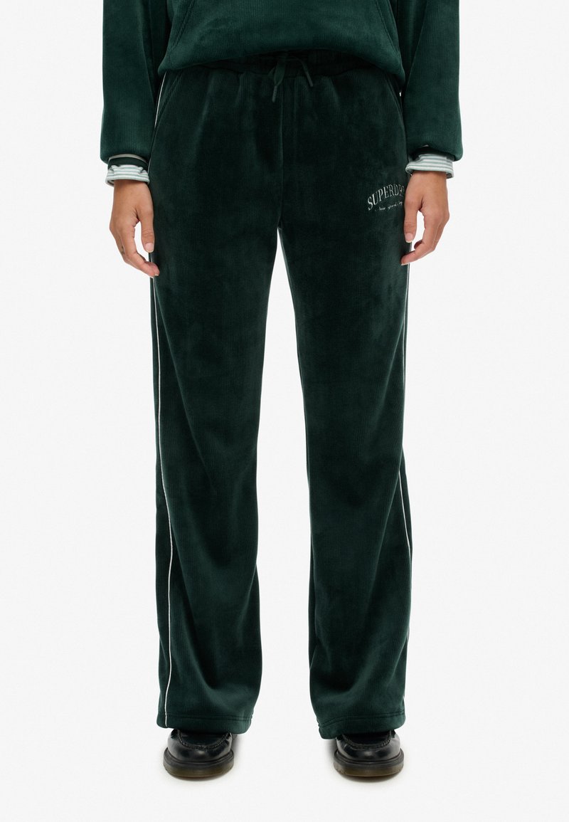 Groene, zachte sweatpants met een relaxte pasvorm, voorzien van zijstrepen en een logo-detail op de linkerdij. Inclusief trekkoord in de taille.