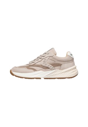 Sneaker beige realizzato con una combinazione di materiali scamosciati e in rete, colletto imbottito, lacci frontali e suola testurizzata, di colore bianco sporco, con un motivo a griglia.