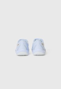 Lichtblauwe sport schoenen met een slank ontwerp, een gladde textuur, een gebogen vorm en een witte rubberen zool met subtiele metalen accenten.
