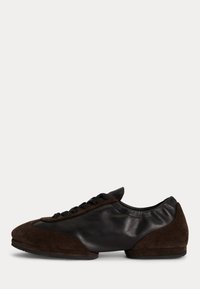 Επιλέχθηκε, black/dark brown