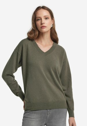 Oliwkowy sweter z dekoltem w serek, prążkowanym mankietem i dolnym wykończeniem, wykonany z miękkiego materiału. Charakteryzuje się luźnym krojem i opadającymi ramionami.