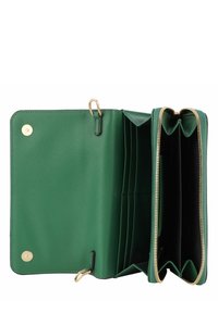 Portafoglio in pelle verde con finitura testurizzata, dotato di più scomparti per carte, una tasca con zip e dettagli in hardware dorato.