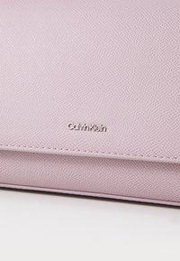 Calvin Klein MUST BAG - Rankinė - sea fog