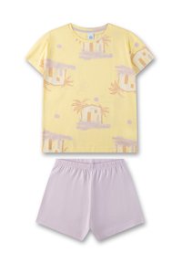 Gelbes Baumwoll-T-Shirt mit kurzen Ärmeln, bedruckt mit einem Haus und einer Palme, kombiniert mit helllila Baumwollshorts mit einem elastischen Bund.