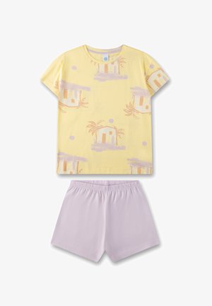Gelbes Baumwoll-T-Shirt mit kurzen Ärmeln, bedruckt mit einem Haus und einer Palme, kombiniert mit helllila Baumwollshorts mit einem elastischen Bund.