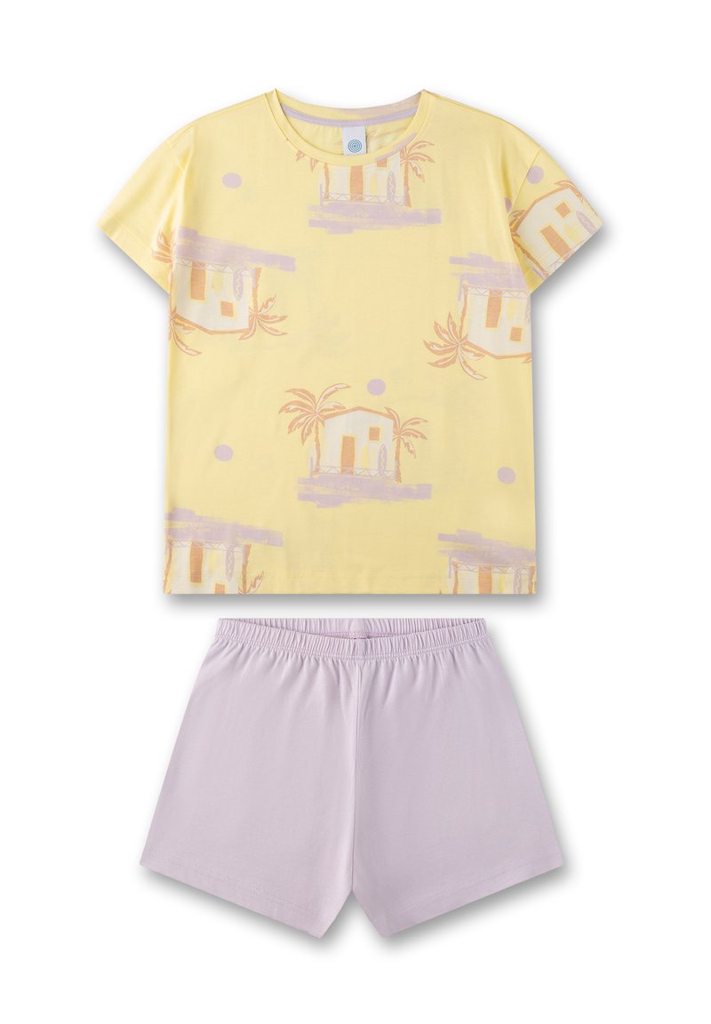 Gelbes Baumwoll-T-Shirt mit kurzen Ärmeln, bedruckt mit einem Haus und einer Palme, kombiniert mit helllila Baumwollshorts mit einem elastischen Bund.