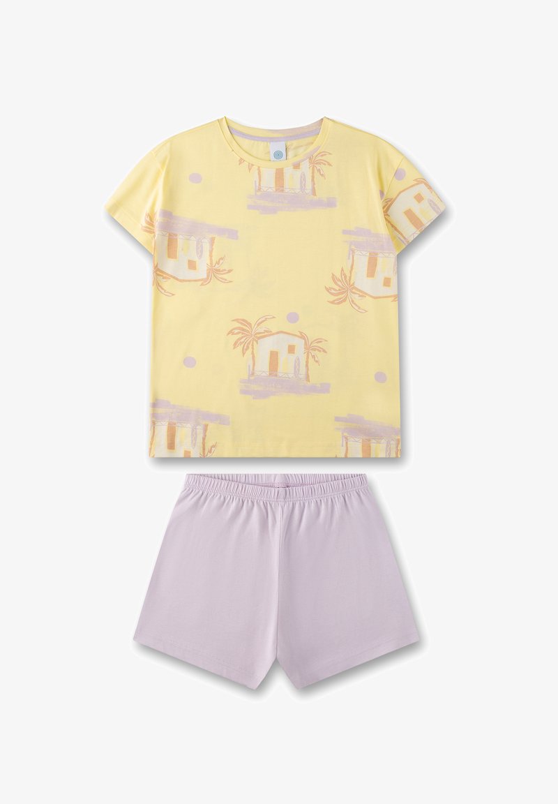 Gelbes Baumwoll-T-Shirt mit kurzen Ärmeln, bedruckt mit einem Haus und einer Palme, kombiniert mit helllila Baumwollshorts mit einem elastischen Bund.