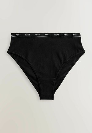 Sorte kvinders trusser lavet af glat stof med en bred sort elastik, der har hvid "NEXT" tekst og tynde hvide accentlinjer.