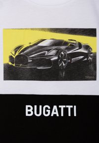 T-shirt bianco e nero con una grafica di una sportiva elegante su uno sfondo giallo. Il testo sottostante recita "BUGATTI" in grassetto lettere bianche.