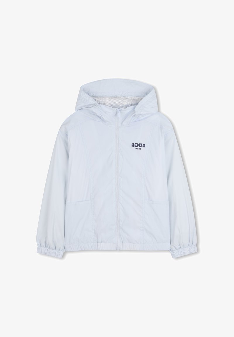 Lichtblauwe gewatteerde jas met capuchon, een ritssluiting aan de voorkant, elastische manchetten en twee zijzakken. Heeft de opdruk "KENZO PARIS" in donkergrijs. Gladde textuur.