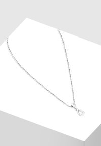 Sølv kædeting med en dråbeformet vedhæng prydet med små klare sten. Kæden er delikat med en subtil tekstur.