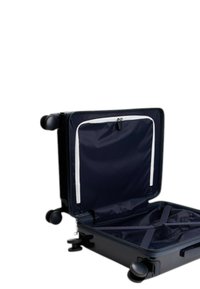 Valigia rigida navy con compartimento con cerniera e cinghie interne per l'organizzazione. Dotata di quattro ruote per la mobilità.