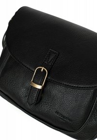 Borsa a tracolla nera in pelle con una superficie testurizzata, un flap arrotondato e una chiusura a fibbia in tono oro. Presenta un branding minimale.