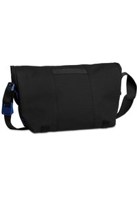 Borsa a tracolla nera realizzata in tessuto resistente, con chiusura a pattina, tracolla regolabile e accenti in hardware blu. Texture liscia, forma rettangolare.