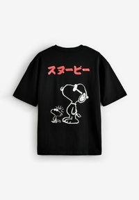 Sort bomulds T-shirt med et hvidt grafisk design af en hund og en fugl. Tekst i røde japanske tegn over designet. Enkel rund hals.