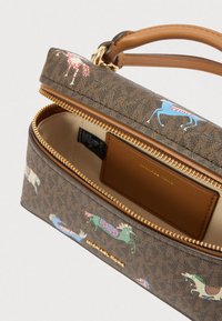 Brązowa torba na zamek z wzorem, z beżową skórzaną rączką, ozdobiona kolorowymi wzorami koni oraz gładkim, wewnętrznym przegrodą. Złote okucia.