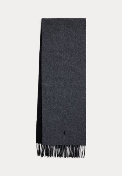 Écharpe grise foncée en tissu doux, avec des bords effilochés et un logo discret à une extrémité. Design épuré sans motifs visibles.