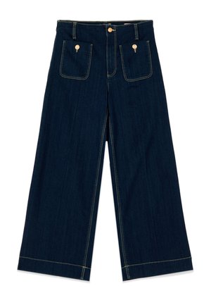 Vaqueros de pierna ancha en azul oscuro con cintura alta, bolsillos delanteros de parche asegurados con botones dorados y costuras en contraste a lo largo de las costuras y los dobladillos.