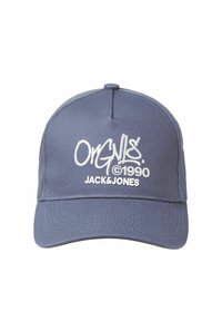 Gorra de béisbol azul hecha de tela, con un logo bordado en blanco. El diseño incluye una visera rígida y una correa trasera ajustable.