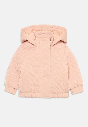 Lyserosa, quiltet jakke til småbarn med hette, elastiske ermer og subtile broderte hjerter og blomster mønstre på stoffet.