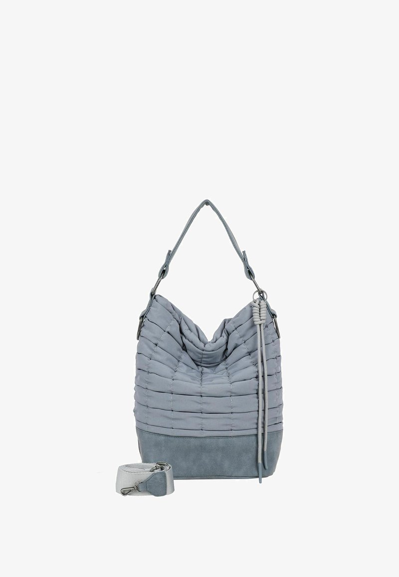 Sac à main matelassé gris doux avec une seule bandoulière, cordon décoratif suspendu, et une bandoulière supplémentaire amovible disposée à côté.