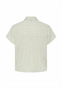 Camicia chiara a maniche corte con motivo a righe orizzontali e verticali. Presenta uno yoke posteriore e dettagli con plissettature per maggiore libertà di movimento.