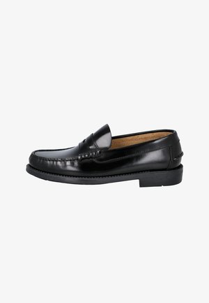 Mocasín penny loafer de cuero negro con puntera tipo mocasín cosida y tacón bajo, mostrado de perfil sobre un fondo blanco.