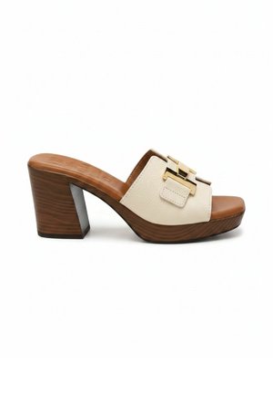 Beige leren open teen mule met een stevige houten hak en een gouden rechthoekige gesp op de bovenste band.