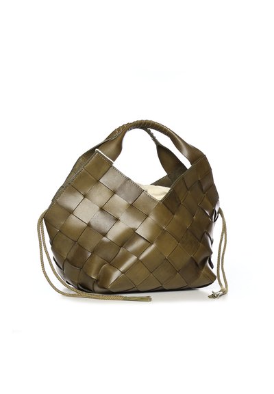 Bolso de cuero trenzado verde oliva con asas redondeadas y lados ajustables con cordón, sobre fondo blanco.