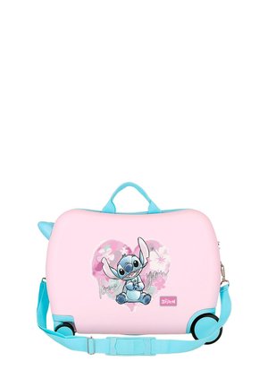 Bolsa de viaje con ruedas en tonos rosa y azul, con un dibujo del personaje Stitch y el texto "te quiero" dentro de un diseño de corazón.