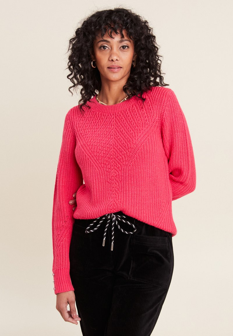Leichter, kabelgestrickter Pullover in leuchtendem Pink mit gerippten Bündchen, der ein strukturiertes Muster und einen Kordelzug am Saum aufweist.