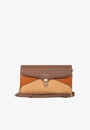 Brązowa i pomarańczowa torba crossbody w bloki kolorów z teksturowaną powierzchnią, złotymi elementami i zapięciem na klapkę o wyraźnie podkreślonym kształcie.