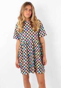 Robe à manches courtes à motif à carreaux avec des carrés bleus, roses, jaunes et noirs ; taille froncée et texture de tissu douce.