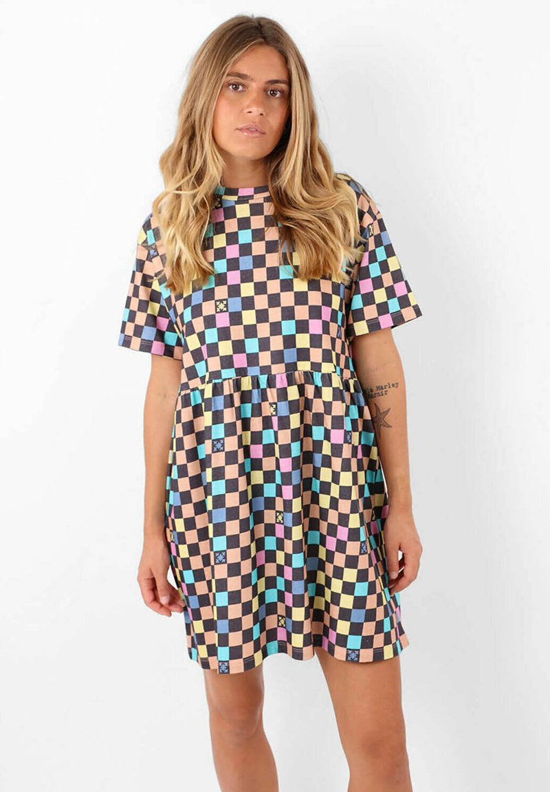 Robe à manches courtes à motif à carreaux avec des carrés bleus, roses, jaunes et noirs ; taille froncée et texture de tissu douce.