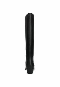 Bottes en cuir noires, arrivant jusqu'au genou, avec un design élégant, un bout rond et un petit talon carré ; présentent un détail de couture à l'arrière pour un style supplémentaire.