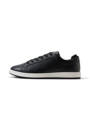 Sneaker basso nero con lacci neri, tomaia in pelle liscia e suola in gomma bianca, mostrato di profilo su sfondo bianco.