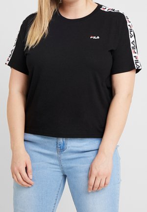 Czarny T-shirt z krótkim rękawem, z okrągłym dekoltem, z kontrastowym logo FILA oraz paskowymi akcentami na rękawach. Wykonany z materiału bawełnianego.