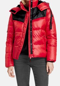 Czerwona kurtka puchowa z czarnymi wstawkami, błyszcząca tkanina, zamek błyskawiczny, regulowany kaptur oraz paski z logo na ramionach.
