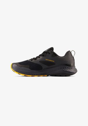 Scarpa da corsa nera con upper in mesh, dettagli gialli e suola texturizzata. Include lacci, tallone rinforzato e design aerodinamico.