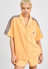 adidas Originals RESORT - Šortky - hazy orange