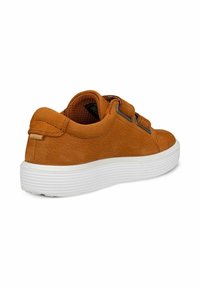 Oranges Leder-Sneaker mit einer strukturierten Oberfläche, doppelten Klettverschlussriemen und einer weißen Gummisohle. Verfügt über eine abgerundete Zehenpartie und ein gepolstertes Innenfutter.