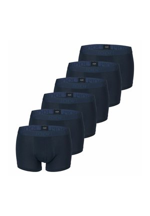 Sechs Paare dunkelblauer Herrenboxershorts, in einer diagonalen Linie angeordnet, mit sichtbaren elastischen Bund mit Logo.