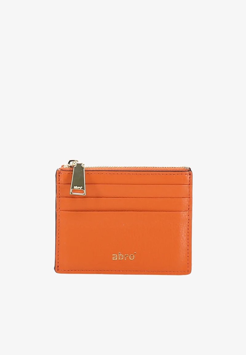 Orangefarbene Lederkartenhalter mit einem Reißverschlussfach, sechs Kartensteckplätzen und einem Akzent aus goldfarbenem Metall. Glatte Textur, minimalistisches Design.