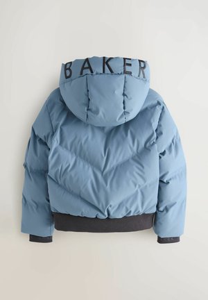 Blaues Pufferjacke mit Kapuze, ausgestattet mit einem Chevron-Muster, schwarzen Rippbündchen und dem aufgenähten Wort "BAKER" auf dem Rücken.