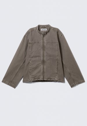 Veste décontractée marron à manches longues, fermeture éclair frontale, col montant avec bouton-pression, et poches latérales, posée à plat sur un fond clair.