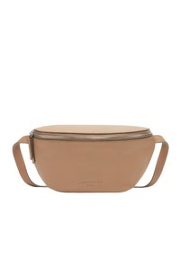 Hellbraune Bauchtasche mit runder Form, Reißverschluss oben und verstellbarem Gurt. Auf der Vorderseite ist das geprägte Markenlogo zu sehen. Glatte Textur.