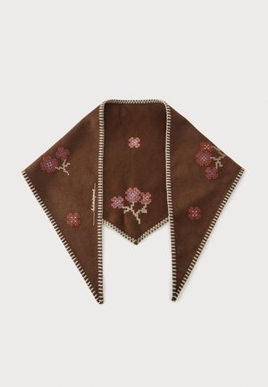 Foulard triangulaire marron avec bords blancs cousus et petits motifs floraux rouges et bleus brodés.