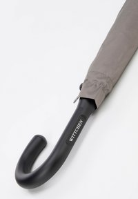 Šedý látkový deštník s zakřivenou černou rukojetí. Rukojeť obsahuje název značky "WITTCHEN" bílým písmem. Minimalistický design.